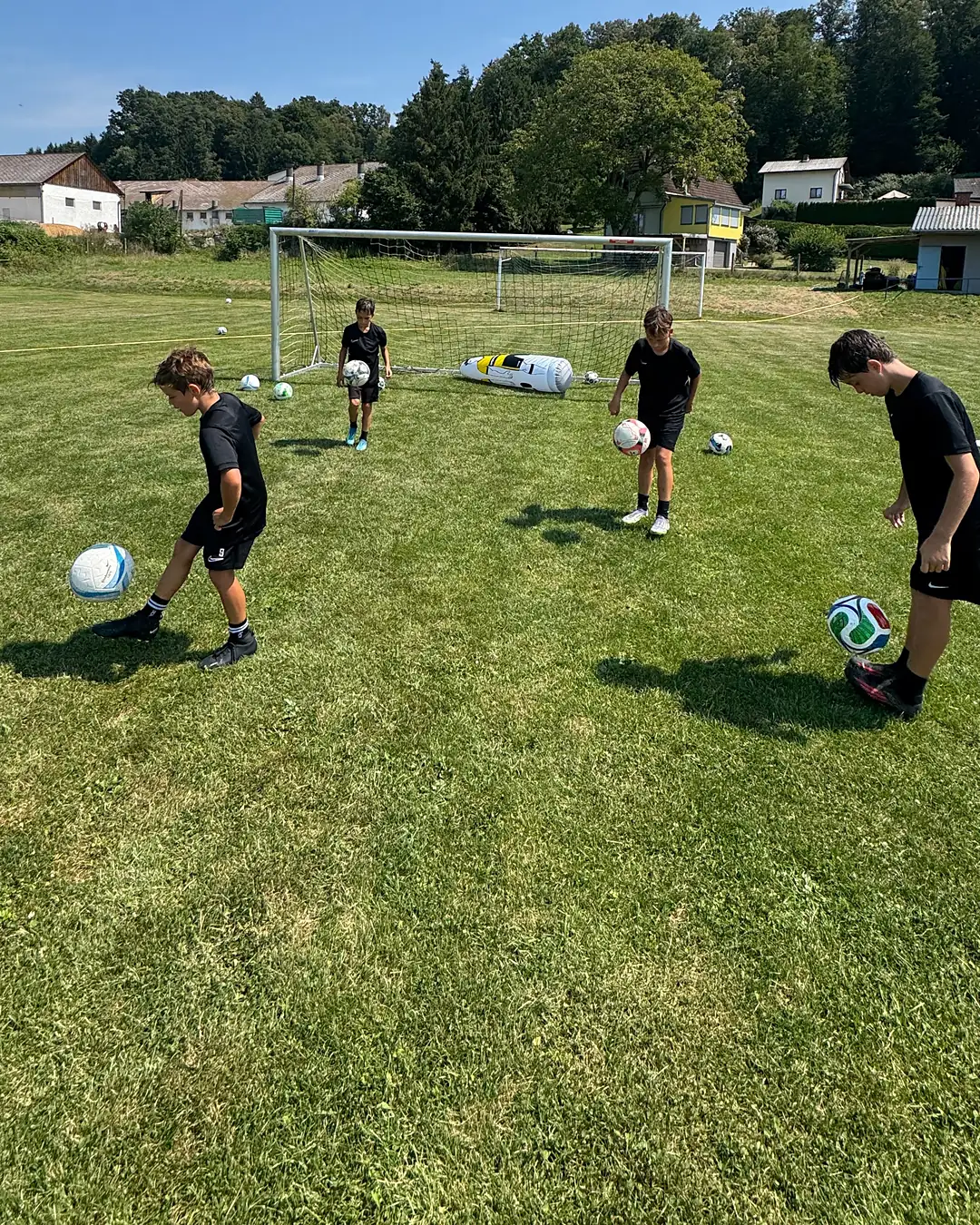 Kinder beim Ballkontrolle-Training