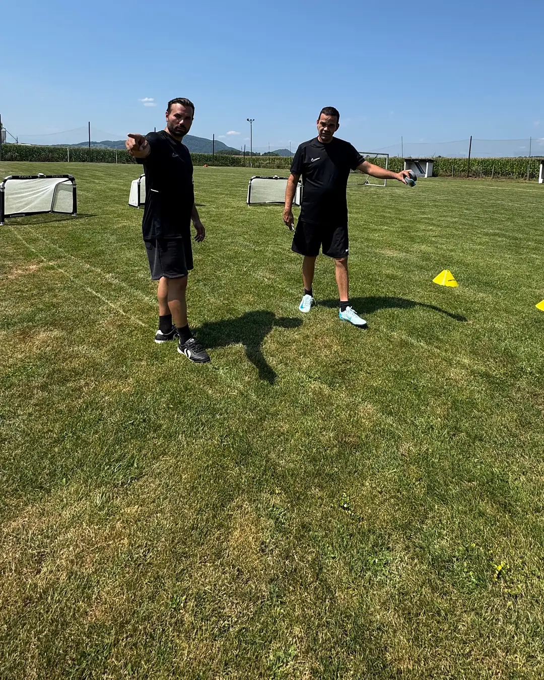 Die Trainer von PR360 Skills Football beim Training am Sportplatz Fernitz
